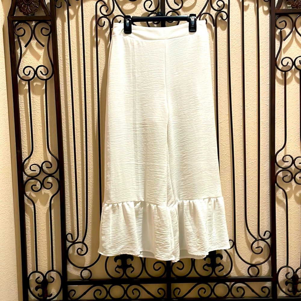 Elegant White Ruffle Hem Capri Pants